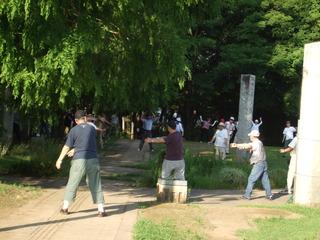 東原親水公園に、地域の方が集まって、両手を左下に振り下げてラジオ体操をしている写真