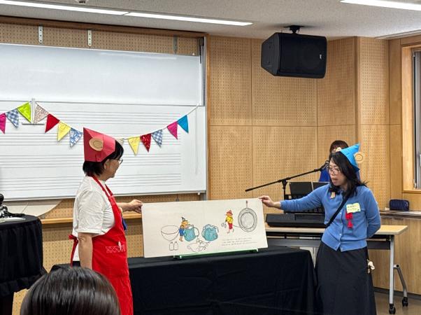 「ぐりとぐら」シリーズの絵本の読み聞かせをする様子2