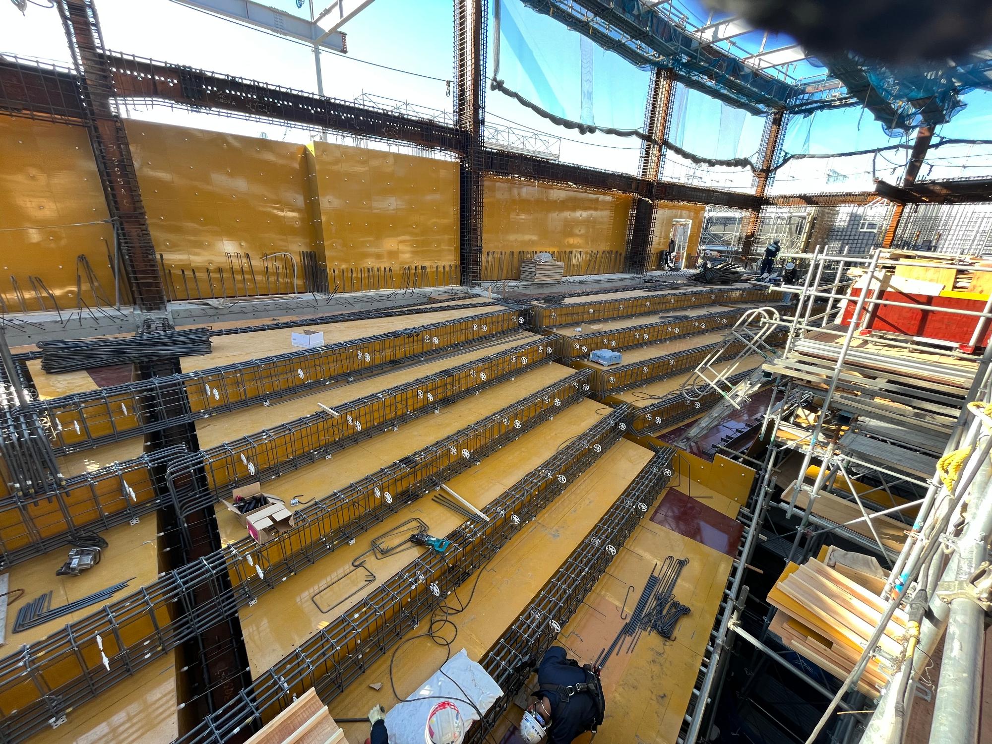 ホール2階部分鉄筋・型枠施工の状況の写真