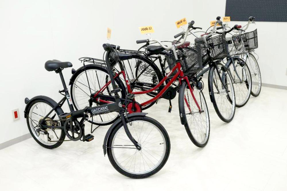 リサイクル自転車の写真。修理された自転車が5台並んでいる。