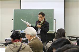 鈴木さんの講演で政策立案の手法についてその調べ方からていねいに説明いただいている写真