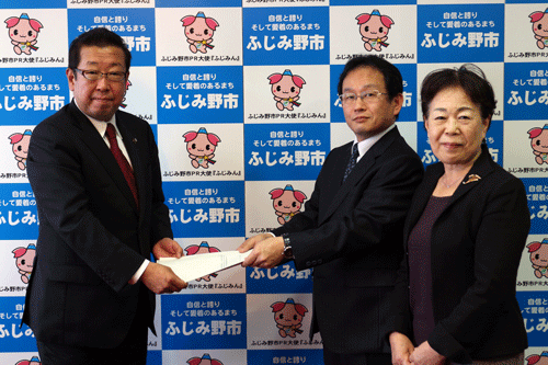 伊藤会長(中)及び小熊副会長(右)から、市長に答申書が手渡されている写真