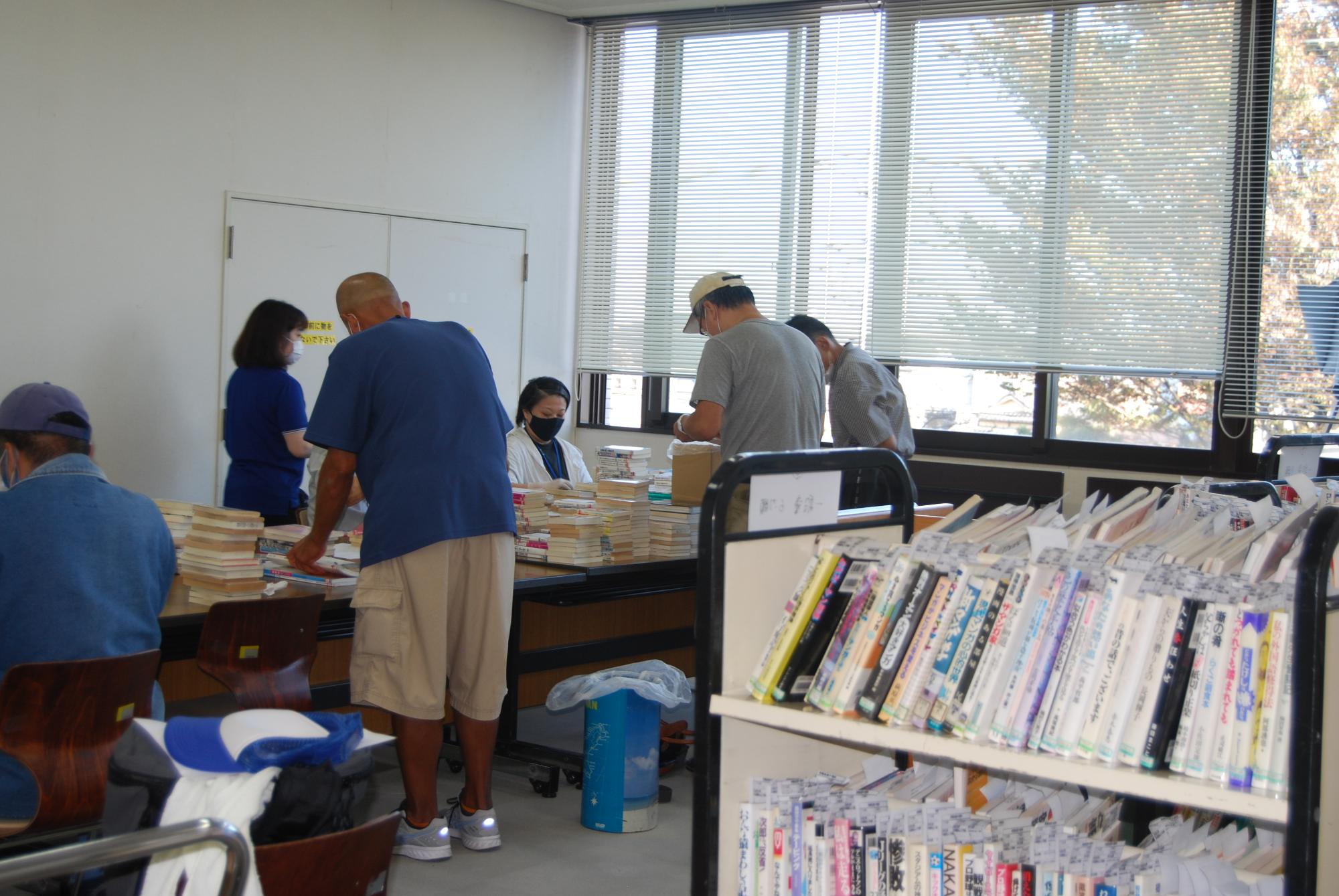 令和3年10月図書館での作業の写真1