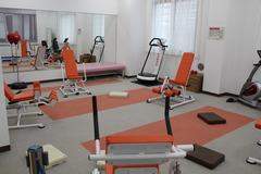室内のトレーニングルームにマットが敷かれていたり、運動機材が置かれている写真
