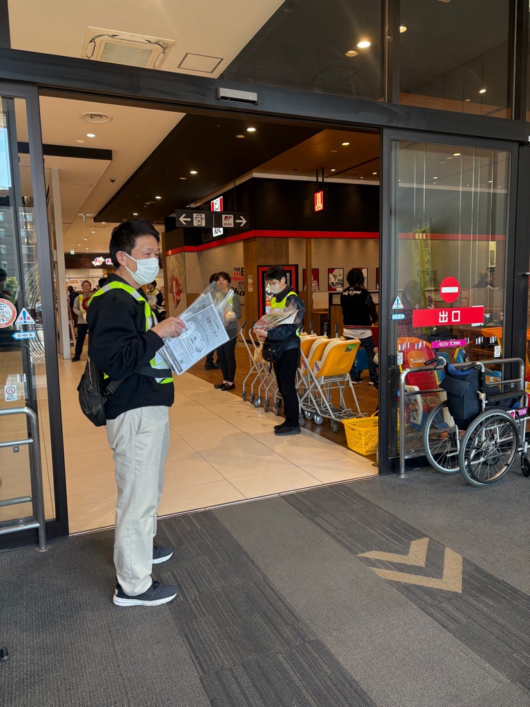 啓発グッズの配布の様子