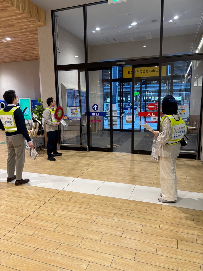 啓発グッズの配布の様子