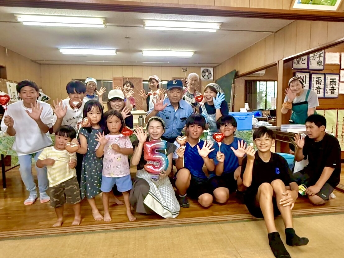 にこまるのみんなが集まり手を開いて5を示している写真