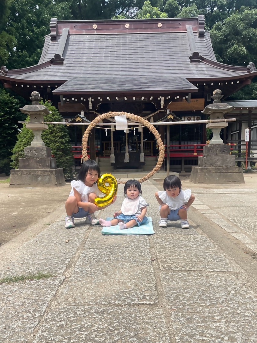 長宮氷川神社の前で3人の女の子が9の数字バルーンと一緒にポーズしている写真