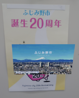 スマートフォンで動画ARが流れている様子