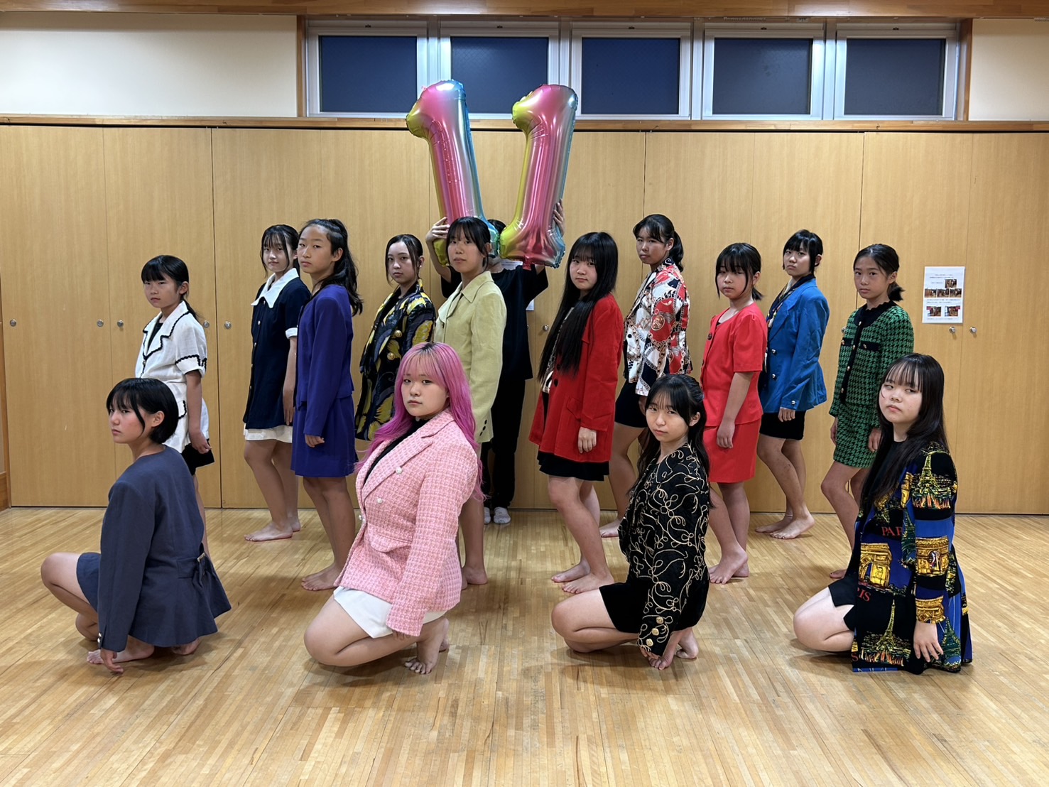 文化協会所属のダンスチームのステラシンフォニアが11の数字バルーンと一緒に並んでいる写真