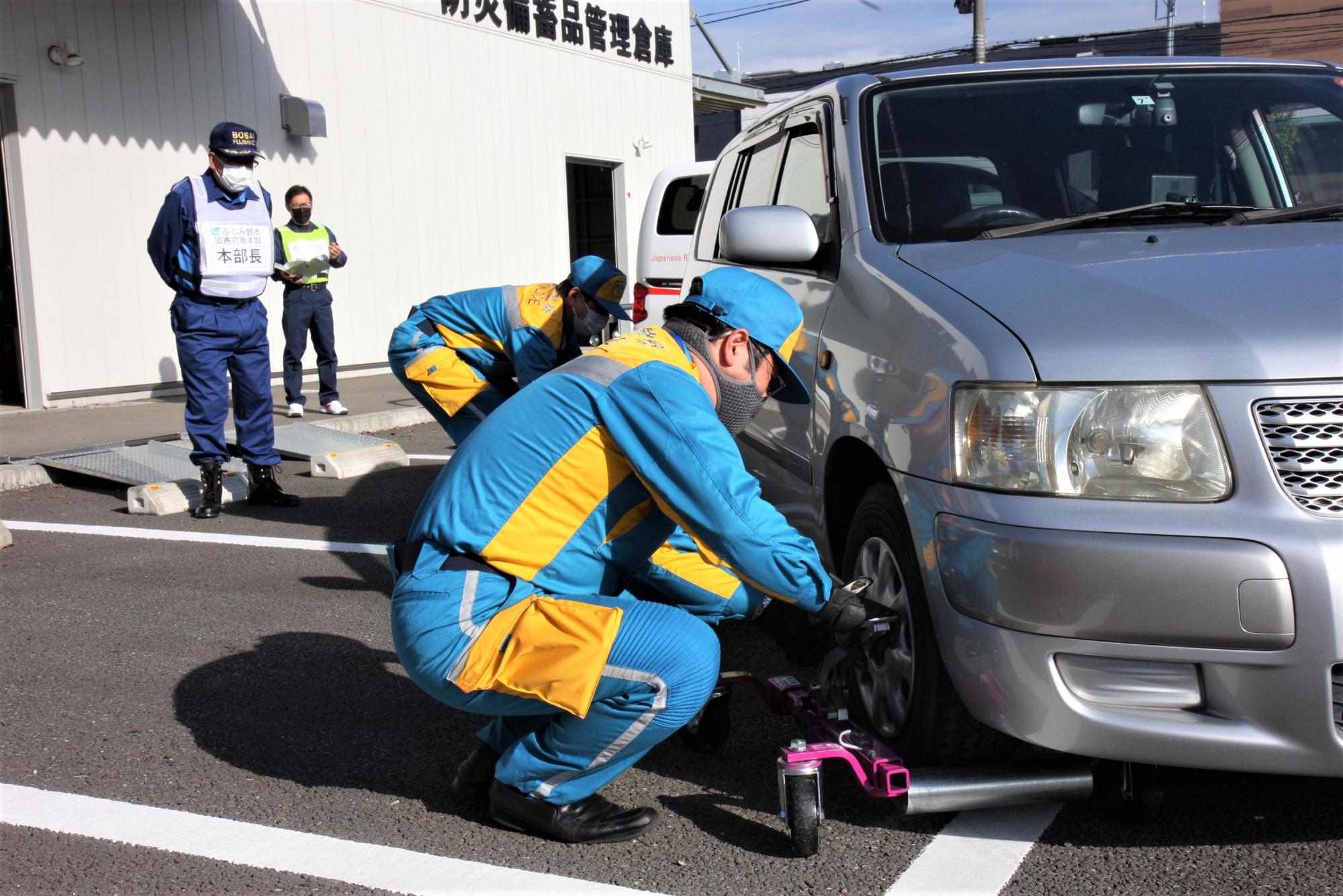 車両を運搬する訓練の写真