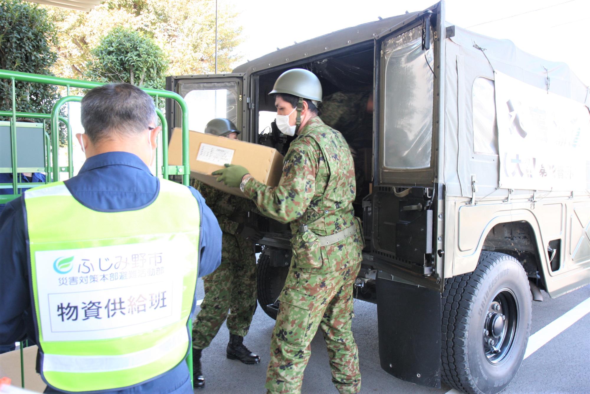 自衛隊員による物資運搬訓練の写真