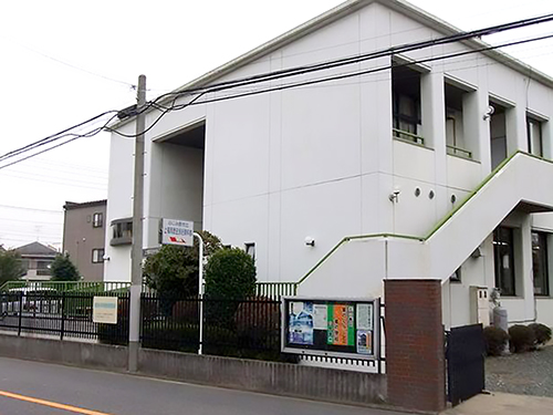 2階建ての白い上福岡歴史民俗資料館の写真
