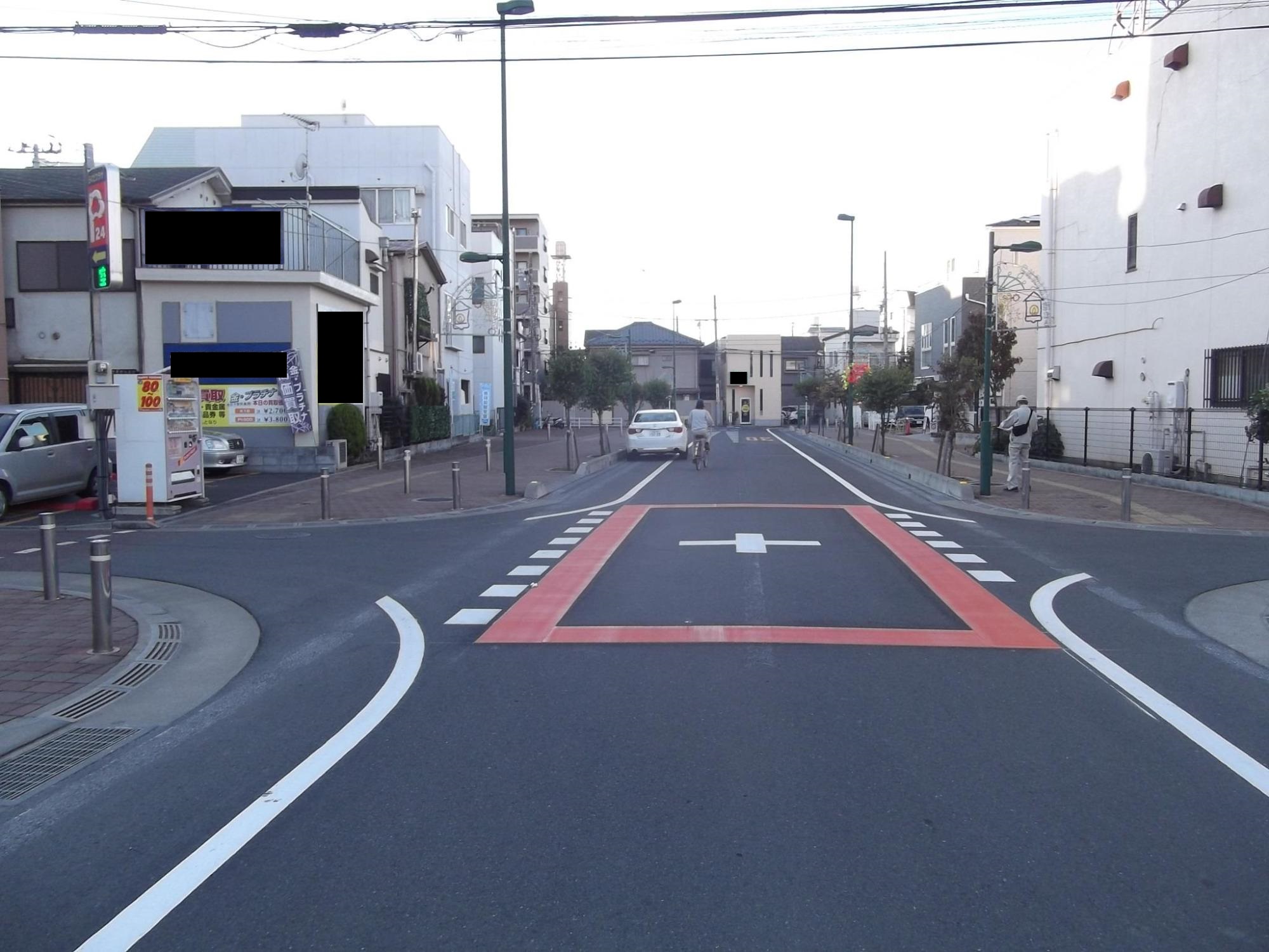 ふじみ野市で区域規制「ゾーン30」による交通安全対策施工後のカラー標示や交差点マークを路面に標示した交差点の画像