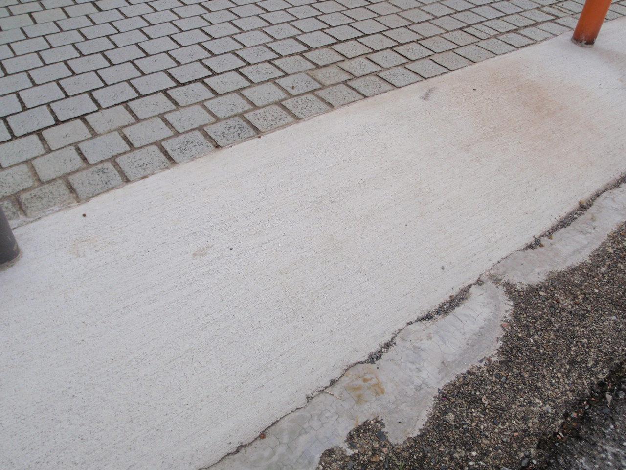 表面がでこぼこになるように粗く仕上げたコンクリートの写真