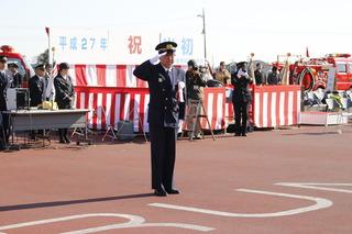 消防出初式にて敬礼する制服姿の消防職員の写真