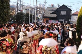 大勢の新成人の皆さんが会場前に集まっている写真