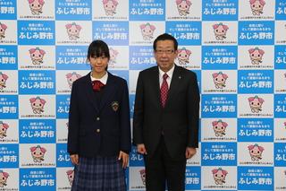 大井中学校の下川 奈々夏さんと市長が一緒に記念撮影している写真