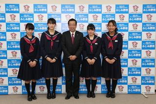 大井西中学校の吹奏楽部と市長が一緒に記念撮影している写真