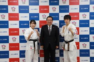 増野 宏希さんと小沢 麗奈と市長の記念写真