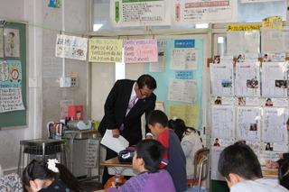 元福小学校にて授業中に一番前に座っている生徒を見学する市長の写真