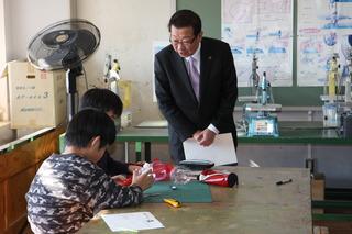 元福小学校にて図工の授業を見学する市長の写真