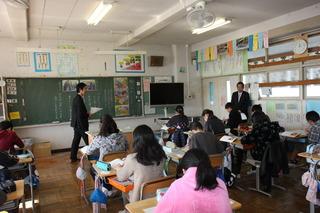 元福小学校にて真剣に授業に取り組む生徒を見学する市長の写真