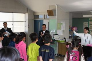 元福小学校にて合唱している生徒たちを見学する市長の写真