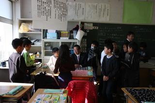 元福小学校にて生徒たちと一緒に給食を食べる市長の写真