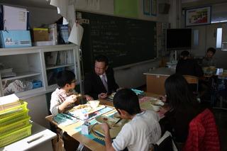 元福小学校にて隣の席の生徒と話をしながら給食を食べる市長の写真