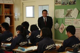 教室での授業を前から見学している市長の写真