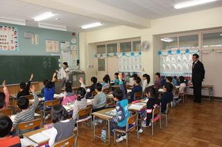 亀久保小学校にて授業を見学する市長の写真