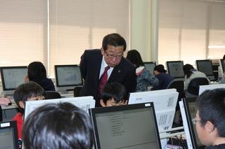 亀久保小学校にてパソコンの授業を見学する市長の写真