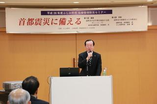 危機管理防災セミナーにて岩手県遠野市長 本田 敏秋さんの講演が行われている写真