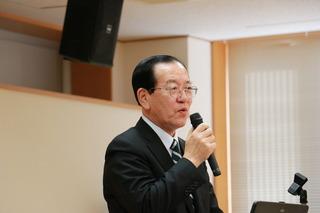 マイクで話す岩手県遠野市長 本田 敏秋さんのアップ写真