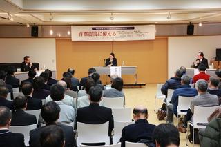危機管理防災セミナーを聞いている参加者の写真
