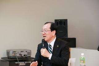 危機管理防災セミナーにて岩手県遠野市長 本田 敏秋さんがマイクを持って発言している写真