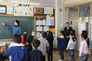 福岡小学校にて英語の授業を見学している市長の写真