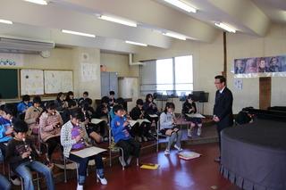 福岡小学校にて音楽の授業で縦笛を吹く生徒を見学している市長の写真