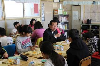 福岡小学校にて生徒と一緒に給食を食べる市長の写真