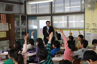 駒西小学校にて生徒が授業中に手を上げている様子を市長が見学している写真