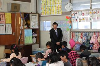 駒西小学校にて授業を受けている生徒を前の方から見学している市長の写真