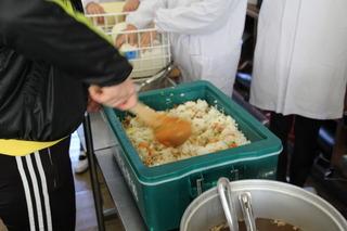 給食でご飯をついでいる写真