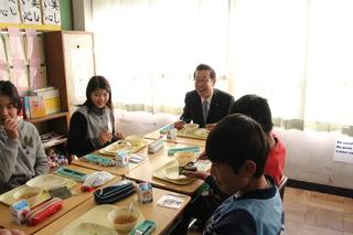 駒西小学校にて給食の時間に生徒たちと歓談している市長の写真