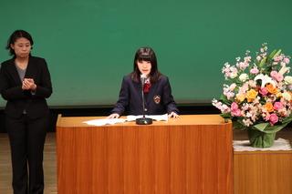 少年の主張inふじみ野にて舞台の演題の前で発表する女子学生の横で女性が手話通訳をしている写真