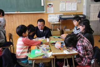 東台小学校にて図工の授業を見学している市長の写真