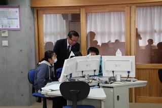 東台小学校にてパソコンの授業を見学している市長の写真
