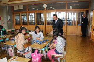 東台小学校にて教室で作業している女子生徒たちと歓談している市長の写真