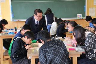 東台小学校にてグループごとに作業している生徒たちを見学する市長の写真
