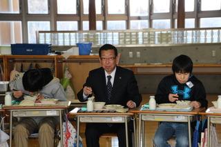 東台小学校にて生徒と一緒に給食を食べる市長の写真